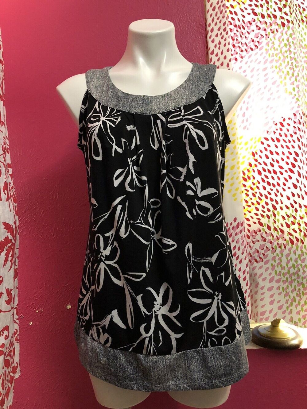 ROBERT LOUIS Black White Grey Top Sleeveless Floral Scoop Neck Small